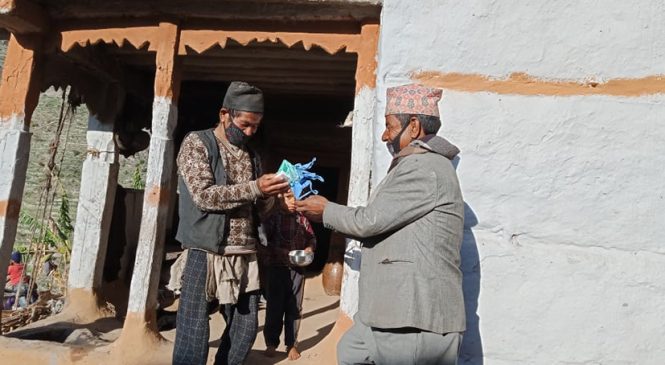 माक्स र साबुन बितरण गर्दै स्थानीय सरकार