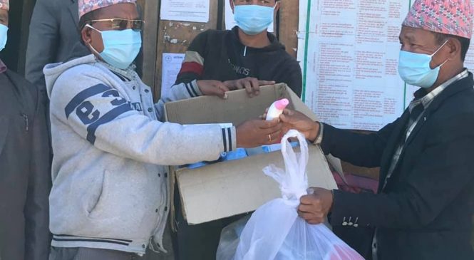 गाउँपालिकाको खर्चमा स्वास्थ्य सामग्रीहरु बितरण