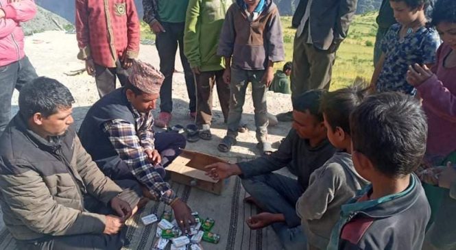 धैनकोटका ब्यवसायी बाँच्याद्वारा चार सय बढी परिवारलाई स्वास्थ्य सामग्री वितरण