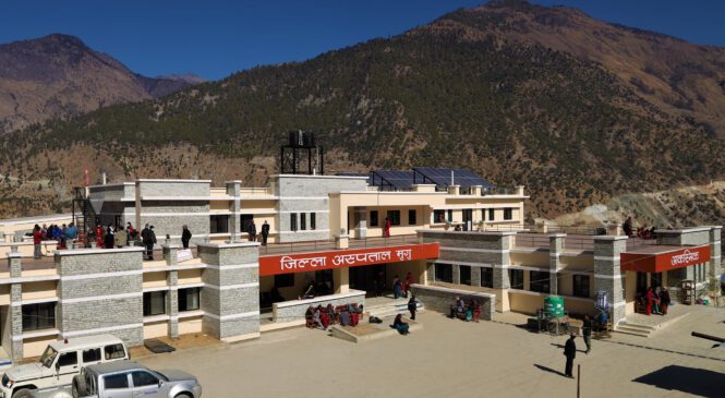 मुगुमा पहिलो खोप डाक्टर पौड्याल सहित ४० जना स्वास्थ्यकर्मीले लगाए ।।