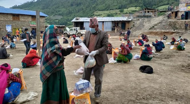 ग्रामिण सामुदायिक सस्था मुगुले सोरुका ५० घरधुरीलाई राहत बितरण गर्यो