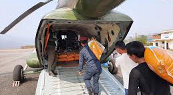 लिमीमा सेनाको हेलिकप्टरद्धारा खाद्यान्न ढुवानी गर्दै