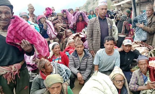 जेष्ठ नागरिकलाई बलाङ्केट वितरण