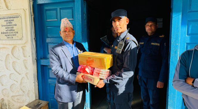 अध्यक्ष शाही द्धारा कैदीबन्दीलाई सरसफाईका सामाग्रीहरु हस्तान्त्रण ।