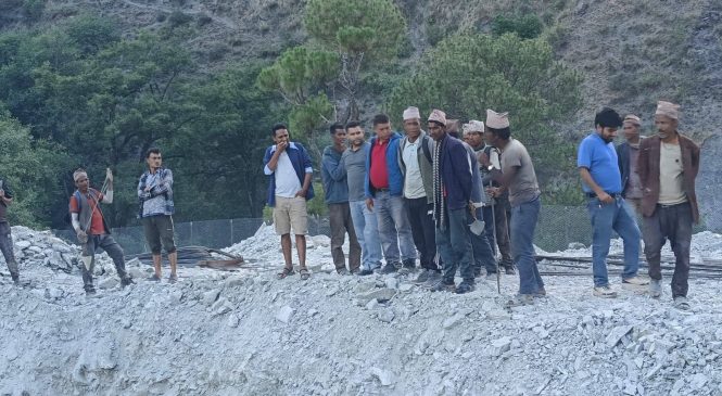 योजनाहरुको अनुगमनमा व्यस्त गाउँपालिकाका अध्यक्ष सिंह ।