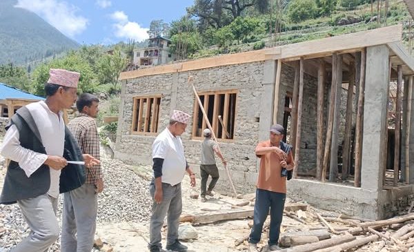 योजनाहरुको अनुगमन गर्दै जनप्रतिनिधिहरु ।