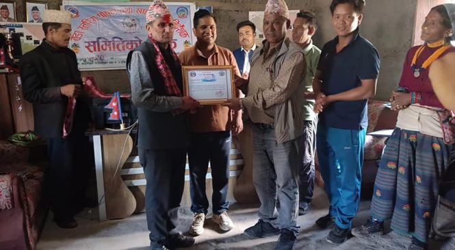 ३७ वर्ष देखी हुम्लामा सेवा गर्दै आएका शिक्षक शर्मालाई स्थानीय सरकारले गर्यो सम्मान ।