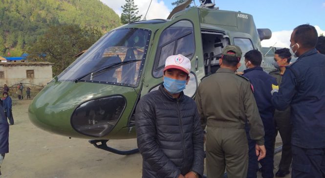 उच्च रक्त श्राप भए पछि सोरु गाउँपालिकाकी १८ वर्षिया बैदेबी शाहीलाई हेलीकप्टर द्धारा उद्धार