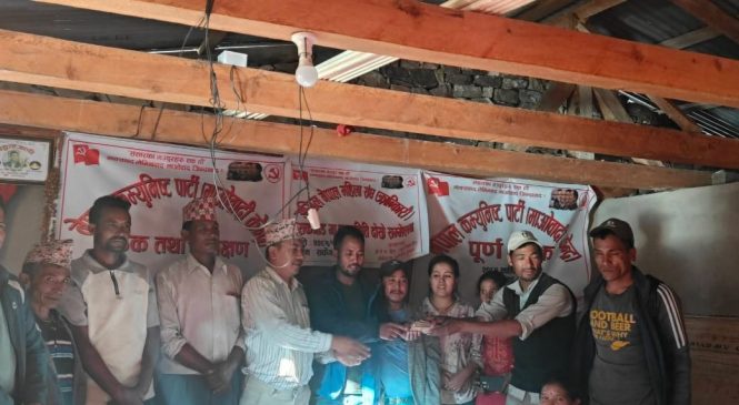 अग्नी पिडितलाई माओबादी केन्द्र सर्केगाड गाउँ कमिटि द्धारा ४३ हजार राहत रकम हस्तान्त्रण ।