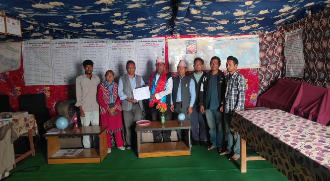 दुई विद्यालयलाई उपाध्यक्ष कोषबाट २ लाख बराबरका सामग्री