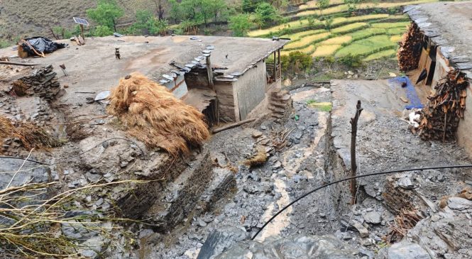 अदानचुलीका दुई बस्ती यतिबेला पहिरोको उच्च जोखिममा