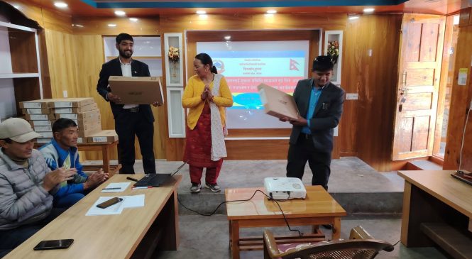 गाउँपालिकाले विद्यालयलाई कम्प्युटर उपलब्ध गराउँदा इमिसमा डाटा इन्ट्री गर्न सहज
