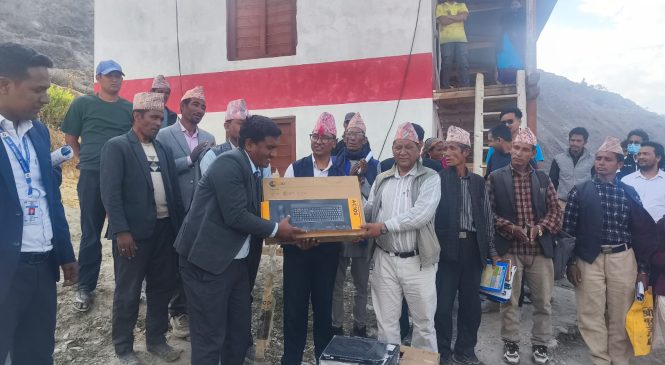 अदानचुली गाउँपालिकाद्वारा १९ विद्यालयलाई डेस्टप सहित प्रिन्टर वितरण