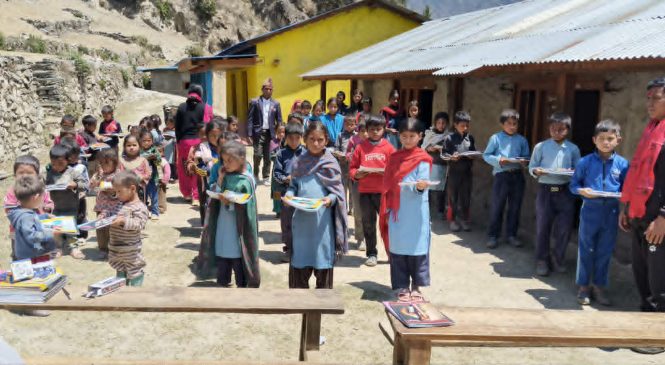 अक्कल कोपिला फाउन्डेसनद्वारा विद्यार्थीलाई शैक्षिक सामग्री सहयोग