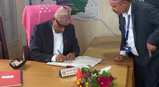 हुम्लाका नयाँ प्रमुख जिल्ला अधिकारी भोलानाथ गुरागाईंले गरे पदभार ग्रहण