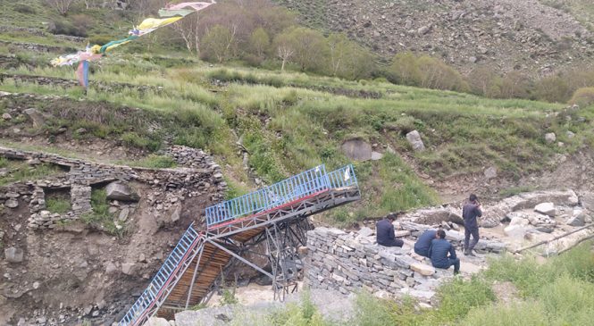 हुम्लाको लिमीमा वर्षासँगको बाढीले पुल बगायोः आवात जावतमा समस्या