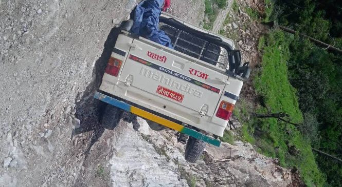 अदानचुलीमा बोलेरो जीप दुर्घटना, तीन जना घाइते
