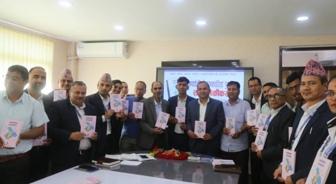 पत्रकारद्धय महतारा र अधिकारीको ‘कर्णालीको पत्रकारिता’ सार्वजनिक