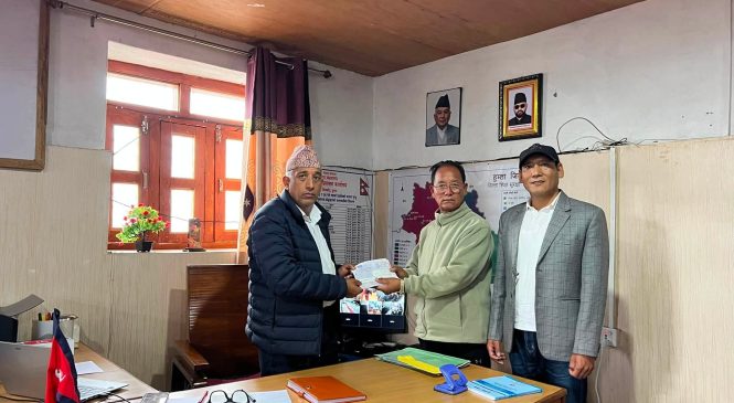 बाढीपीडितको राहतका लागि हेड नेपाल हुम्लाद्वारा ५१ हजार १ सय ११ रुपैयाँ सहयोग ।