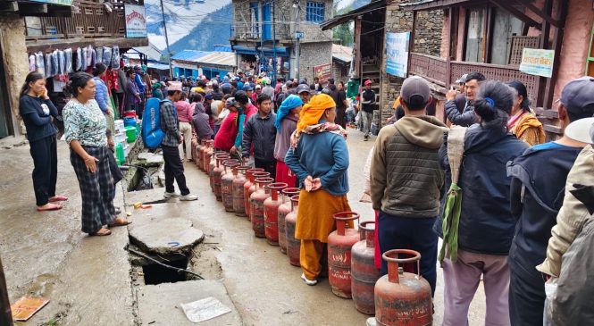 हुम्लामा ग्यासको चरम अभावः १५० सिलिन्डरका लागि २७० भन्दा बढी खाली सिलिन्डरको लाइन ।।