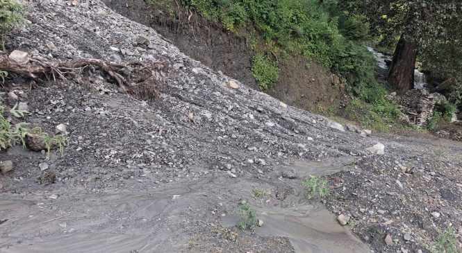 अविरल वर्षाले हुम्लाका सडकहरु तहसनहस, कर्णाली करिडोर देखी ग्रामिण सडकहरु भत्किदा यातायात पूर्ण अवरुद्ध ।