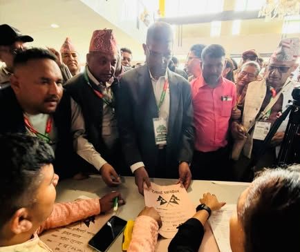 हुम्लाबाट कांग्रेसको केन्द्रीय राजनीतिमा उदाएका जीवनबहादुर शाही फेरि सहमहामन्त्रीको दौडमा ।